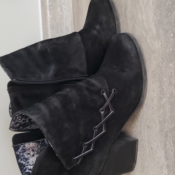 Heeled cuff boot - Picture 1 of 1